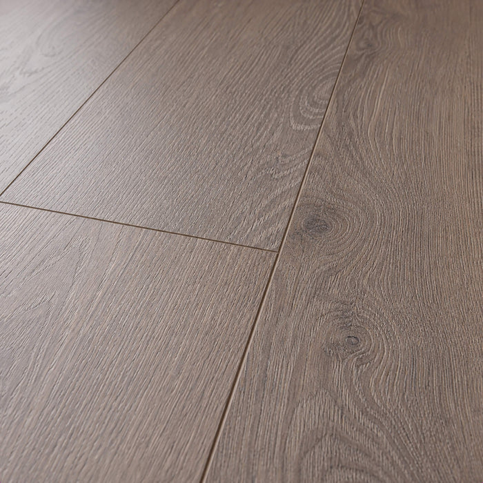 Close-up of the grain and texture of Everglades Oak Country laminate flooring.