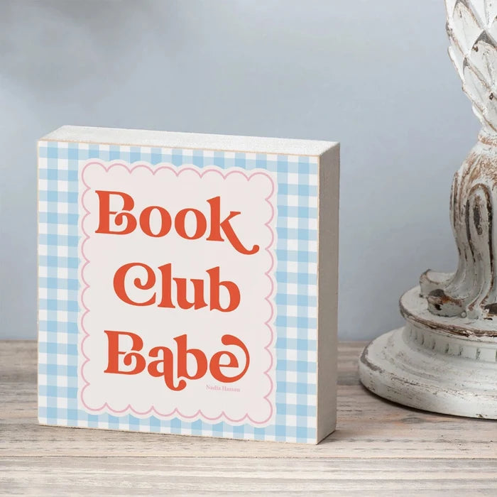 Its freestanding design makes it easy to display anywhere, making it a perfect accent for book lovers and book club enthusiasts.