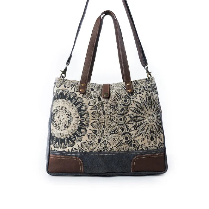 A spacious tote bag made from cotton and linen, combining functionality with a chic, natural fabric look.