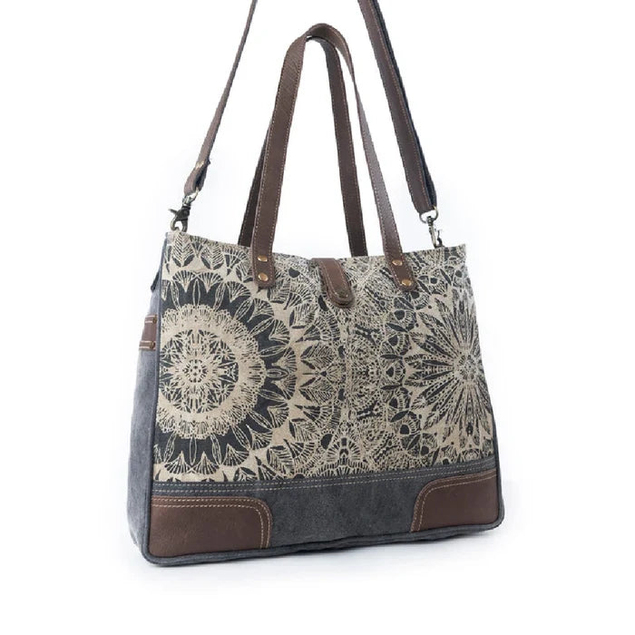 A large tote bag featuring a cotton and linen fabric, ideal for carrying essentials with a touch of elegance.