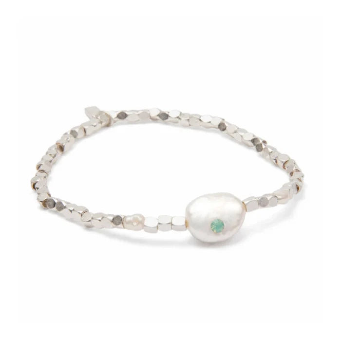 Elegant white pearl bracelet featuring green stones, perfect for adding a touch of color to any outfit.
